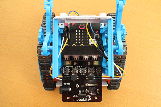 micro:bit 2台で「カムプログラムロボット工作セット」をラジコン操作する