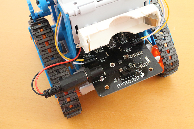 micro:bit 2台で「カムプログラムロボット工作セット」をラジコン操作する